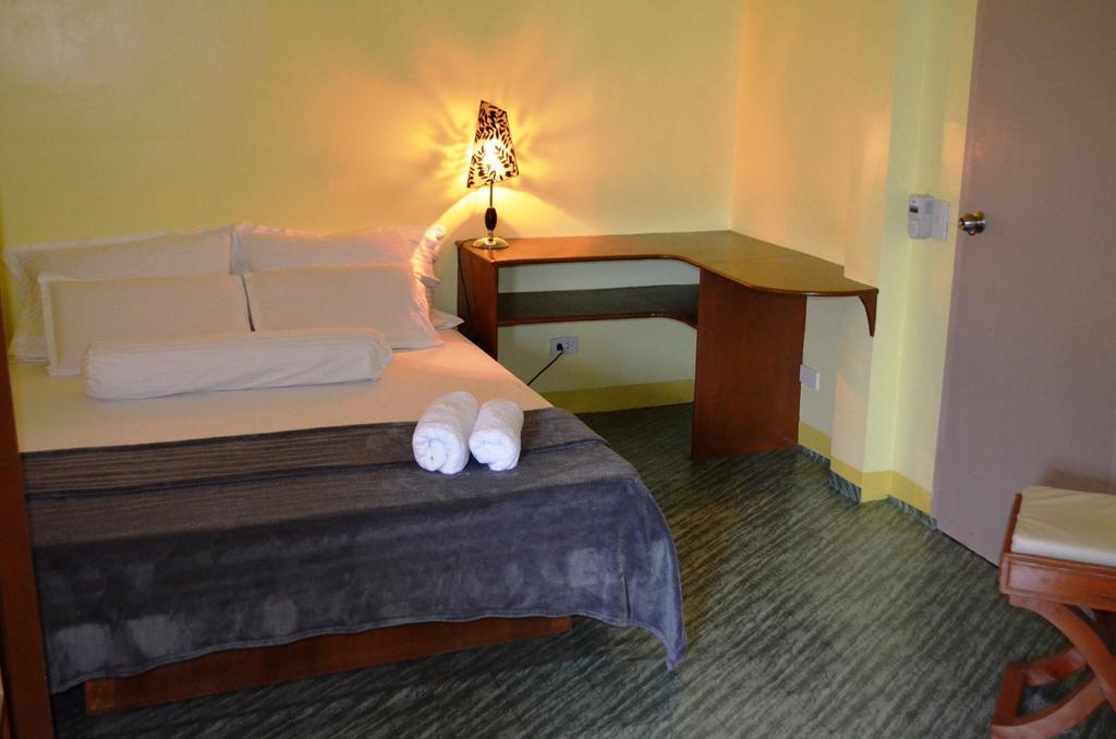 Blue Bamboo Hotel Balabag  Phòng bức ảnh